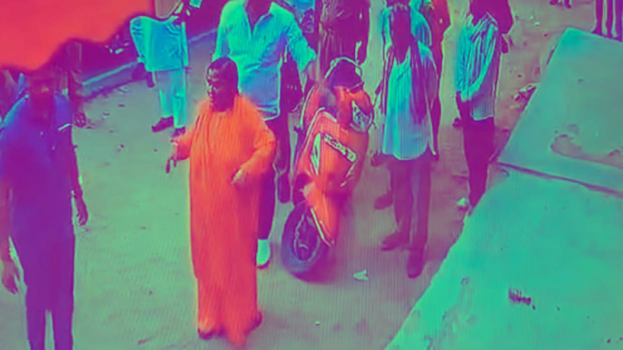 In Orchha Uma Bharti protested against the sale of liquor by throwing cow dung in the shop