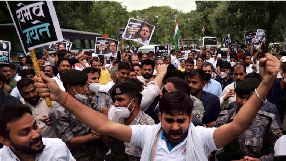 thousands of congress workers detained for marching without approval 10 additional company forces deployed in delhi