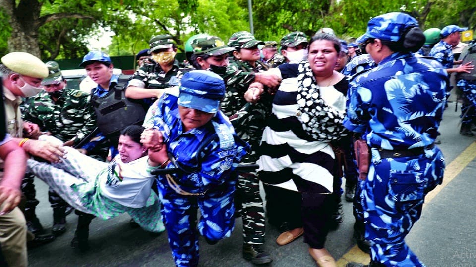 thousands of congress workers detained for marching without approval 10 additional company forces deployed in delhi