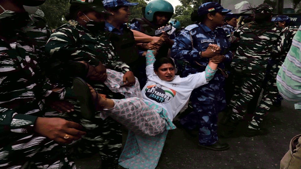 thousands of congress workers detained for marching without approval 10 additional company forces deployed in delhi