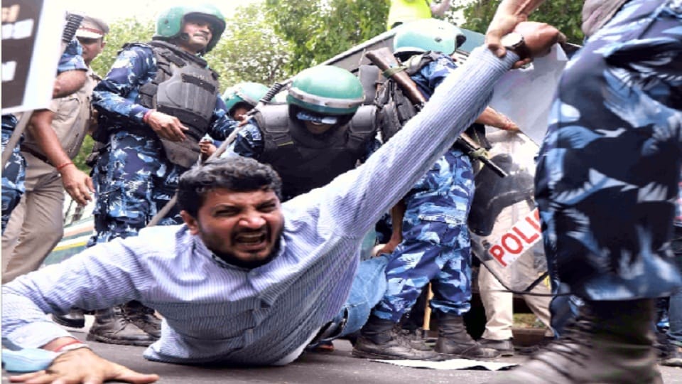thousands of congress workers detained for marching without approval 10 additional company forces deployed in delhi