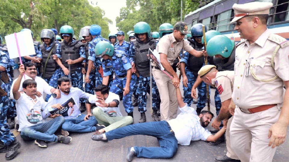 Congress says Delhi Police personnel forcibly entered party headquartersand beat up workers