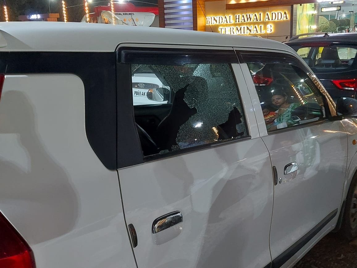 The bag was stolen by breaking the glass of the car parked outside the restaurant.