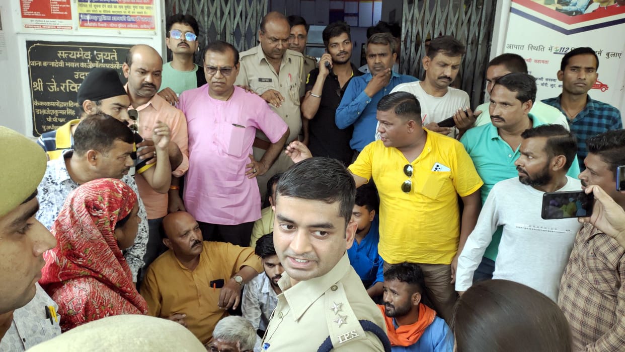 BJP members surrounded the police station against harassment by women