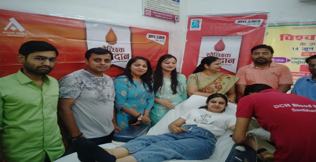 Varanasi: People enthusiasm in the blood donation camps of Amar Ujala Foundation