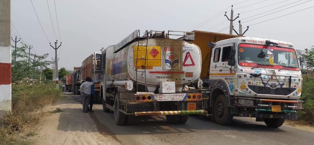 Trucks collided with each other, jammed on Yamuna bridge