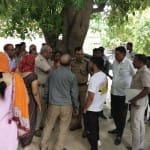 फतेहाबाद की भाटिया कॉलोनी में युवती की हत्या के मामले में शव लेने से मना करते परिजनों को आश्वासन देते हुए डीएसपी।