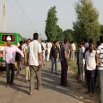 हत्या के बाद मौके पर जमा भीड़