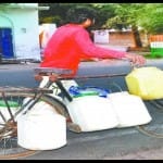 पानी लेने जाता युवक (फाइल)