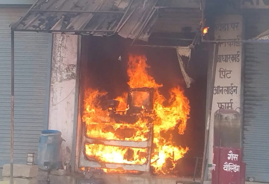 Shop caught fire due to cylinder leak, shopkeeper scorched, goods burnt
