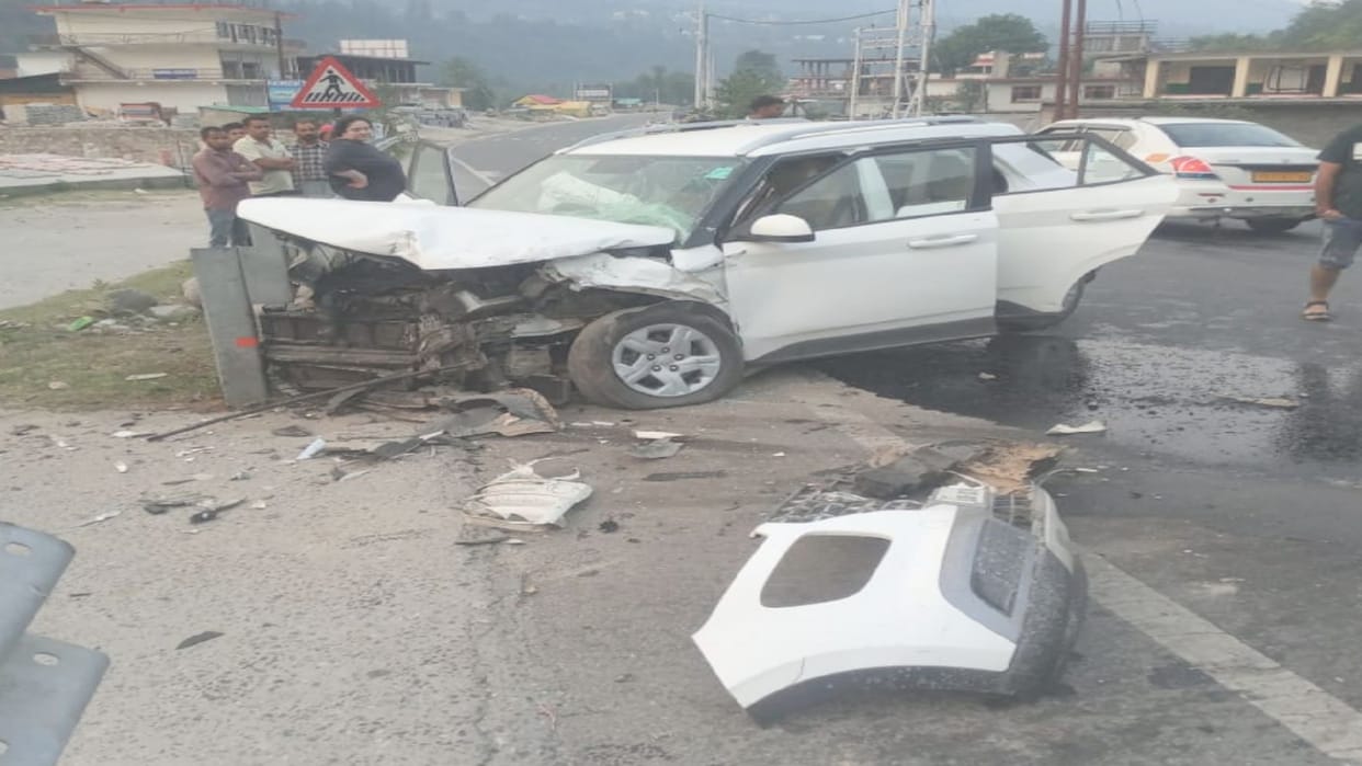 Accident Kullu: Jeep and car collide, seven including four tourists injured