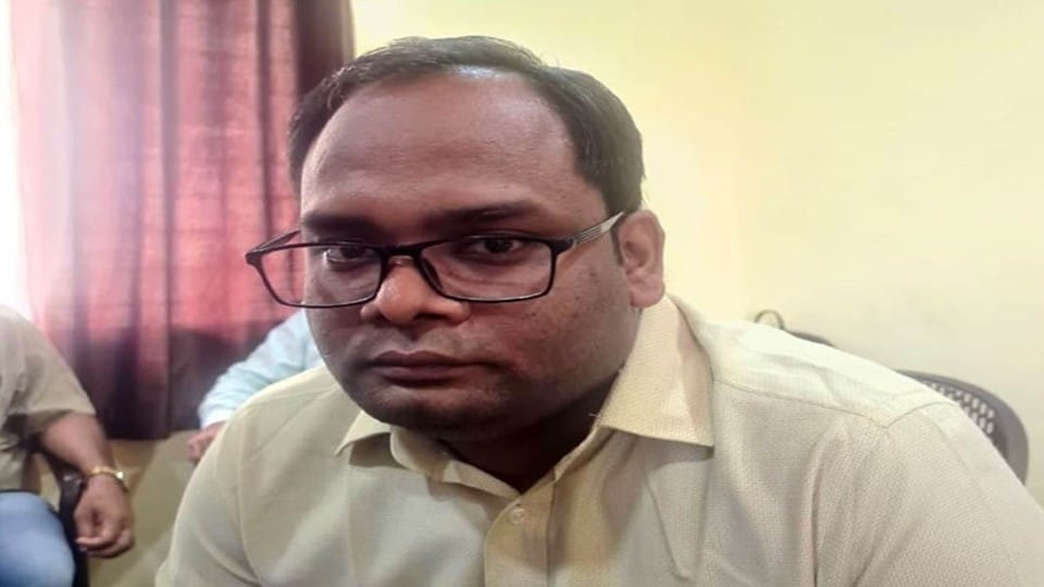 Indore News: In lieu of permission to run the clinic, ten thousand rupees were demanded, Lokayukta arrested BMO