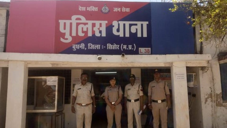 Sehore: Police returned the lost bag of Maharashtra family, kept jewelery worth Rs 6 lakh