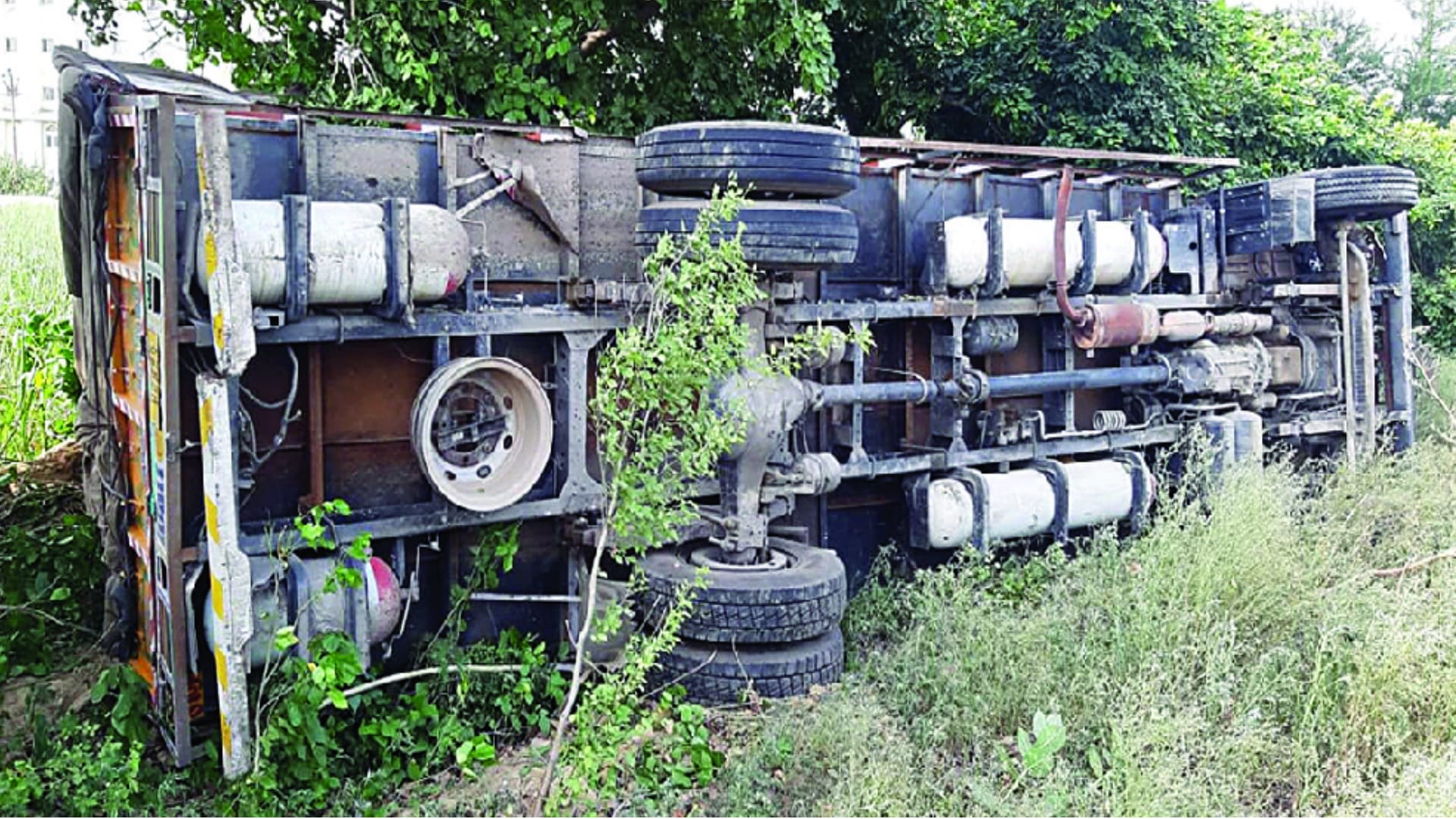 Badaun road accident Mini truck collided with tractor-trolley People pulled out by opening trolley window