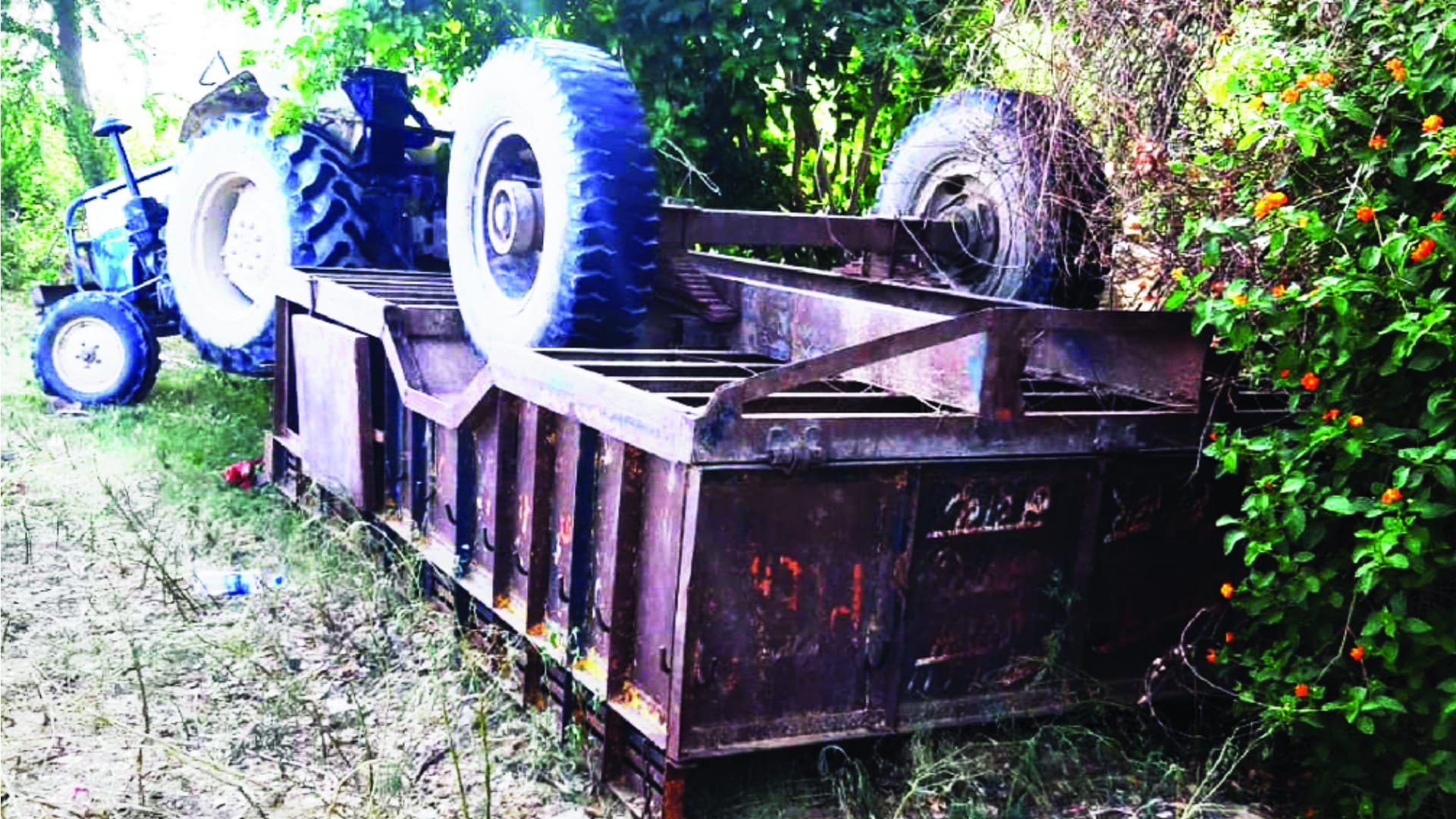 Badaun road accident Mini truck collided with tractor-trolley People pulled out by opening trolley window