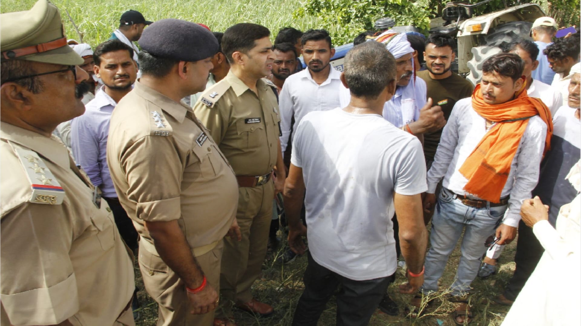 Badaun road accident Mini truck collided with tractor-trolley People pulled out by opening trolley window