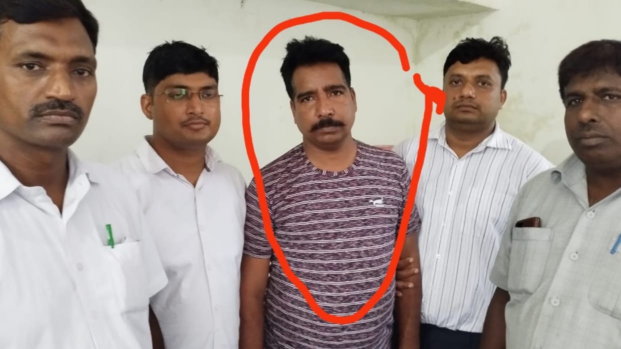 A Sub inspector caught red handed while taking bribe in Chinhat Lucknow.