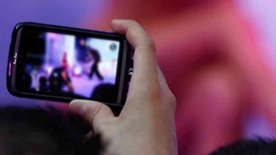 Young man showed obscene video to teenager in mainpuri