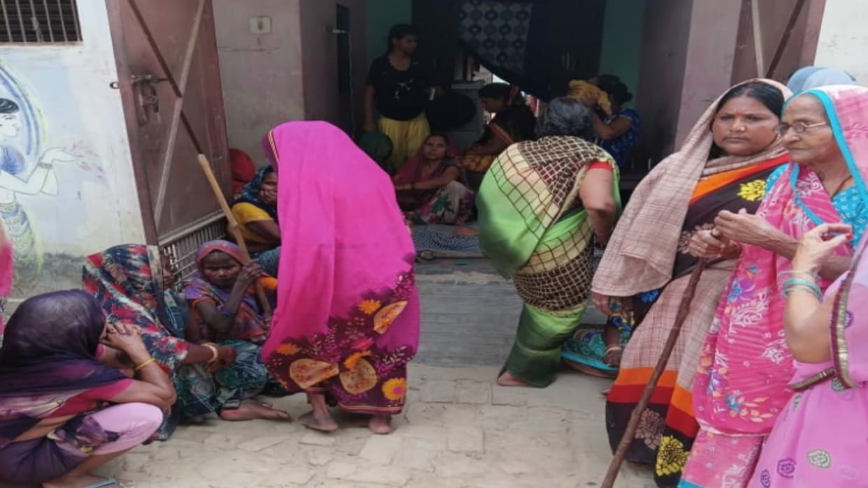 Doctor body found hanging in room at Deoria