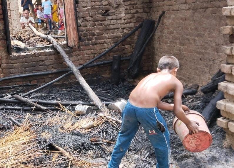 hardoi news,Hut caught fire, household burnt to ashes