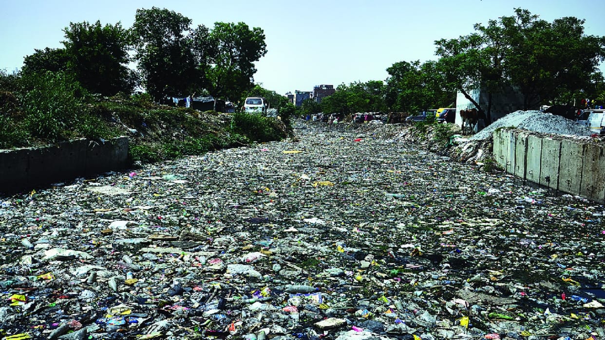 Big drains not cleaned in delhi people will have trouble during monsoon