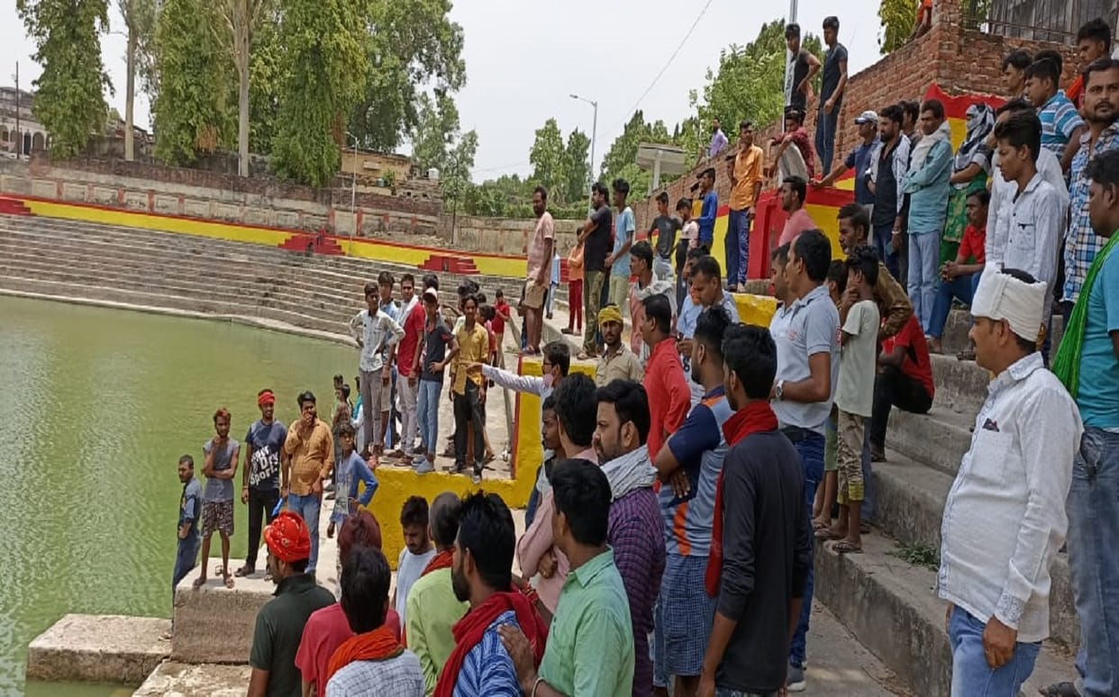 two minor boys drowned during bath in Gyanpur Gyan Sarovar bhadohi police  search continues