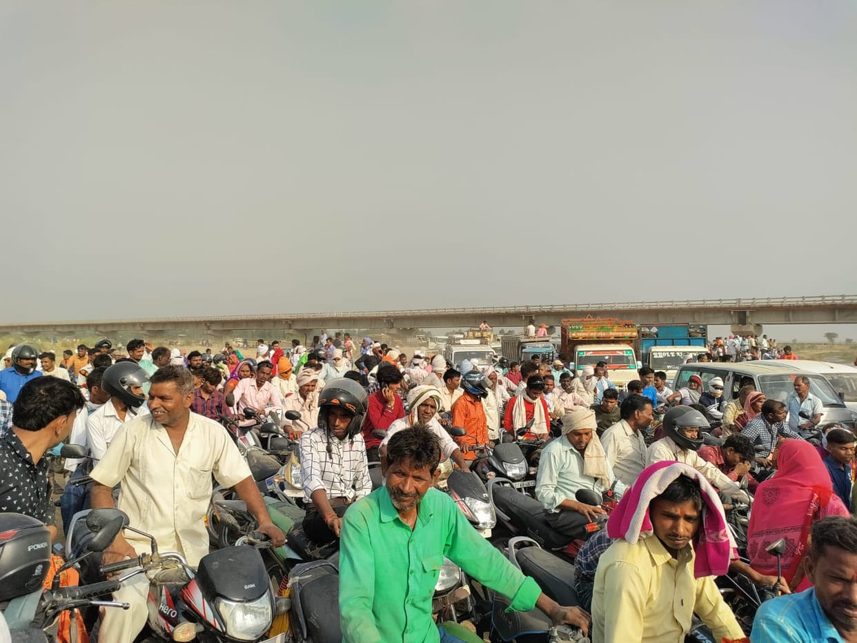 People struggled with jam for hours on Kolaghat Pantoon Bridge