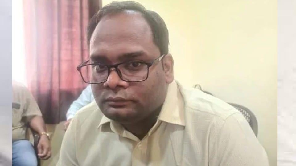 Khargoun: Jhirnya BMO arrested with a bribe of four thousand, sought ten thousand rupees to give permission for the clinic
