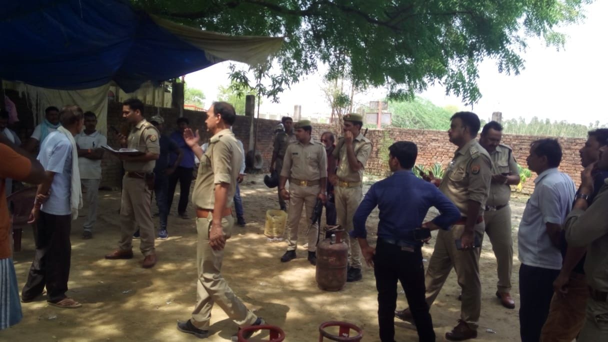 One and a half lakh looted by attaching pistol to salesman in gas warehouse