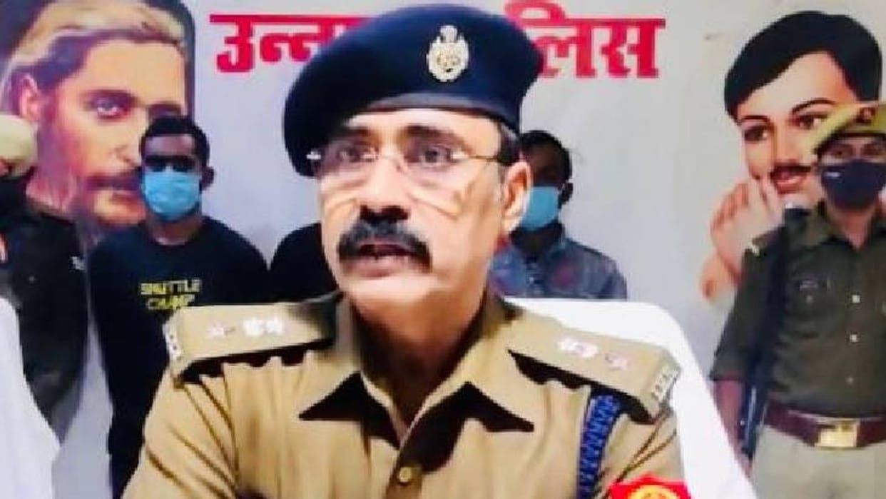 Unnao SP Dinesh Tripathi is continuously taking strict action, now 13 policemen including four outpost in-charge have been transferred