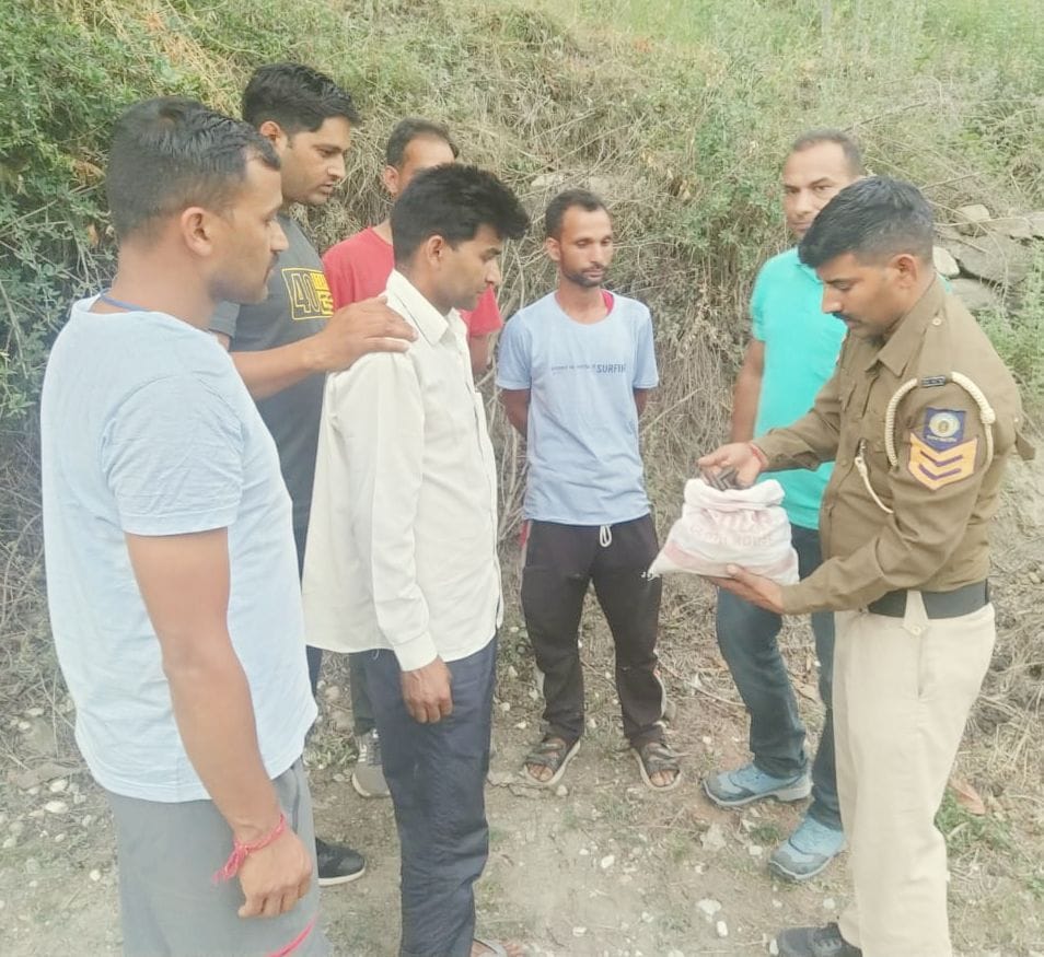one arrested with one and half kg charas in rampur