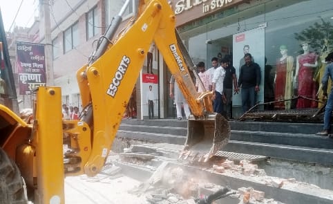 Administration's JCB on illegal encroachment on the roadside