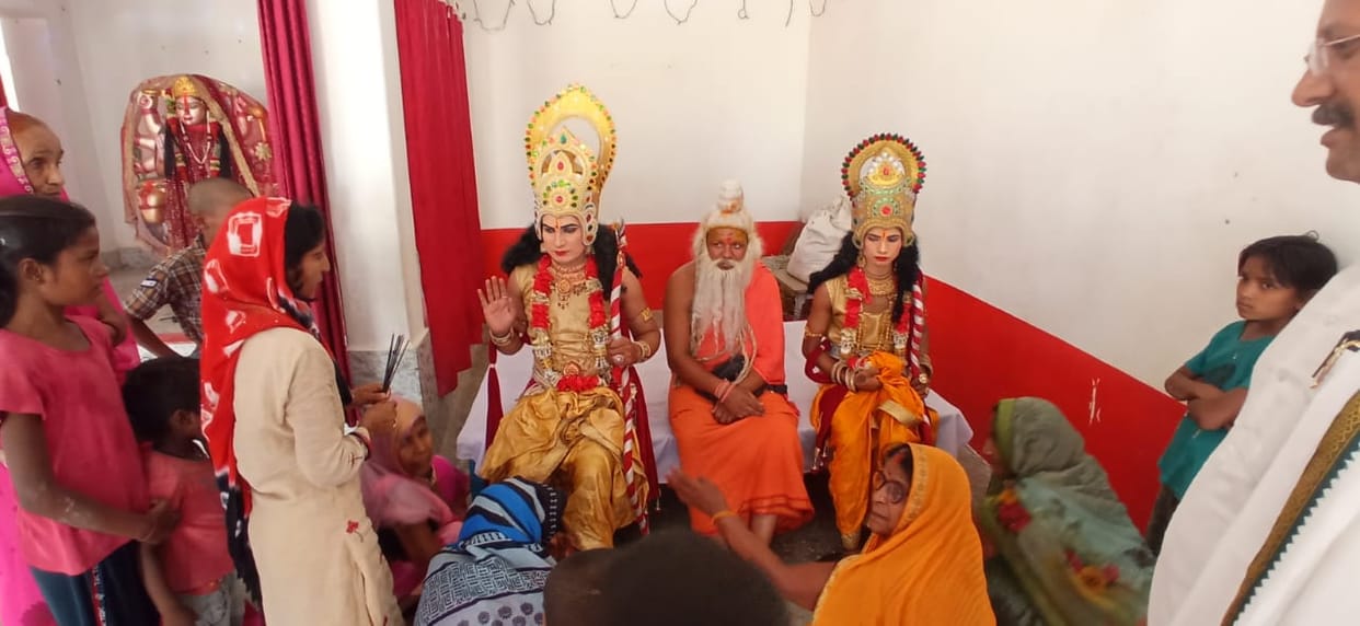 ayodhya se baksar ja rahe lok daayitv ke sadasyon ne baarah duariya shivammadir mein kiya poojan archan