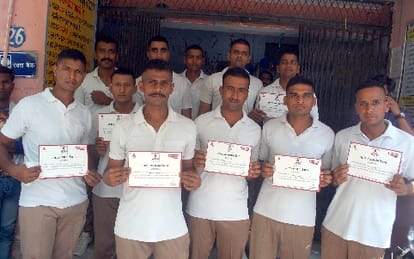 रक्तदान के बाद प्रमाणपत्र के साथ पुलिस कर्मी।