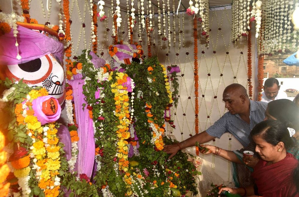 On the request of the devotees, bathing was done continuously, the caretaker fell ill