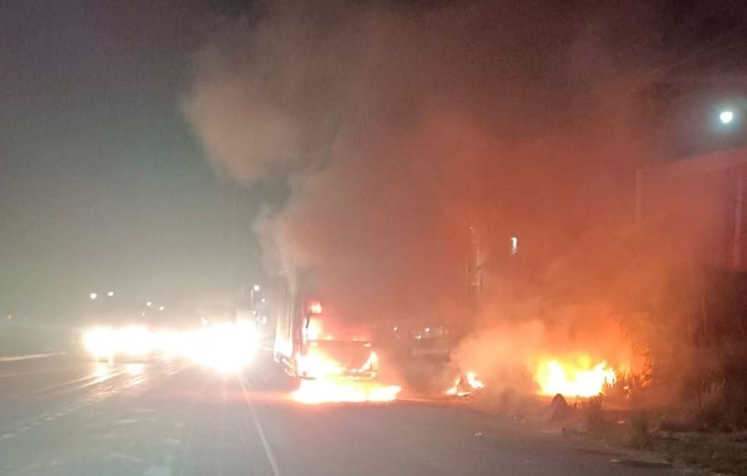 Kanpur Dehat : Fire broke out in DCM filled with readymade clothes, police stopped traffic on the lane going to Kanpur