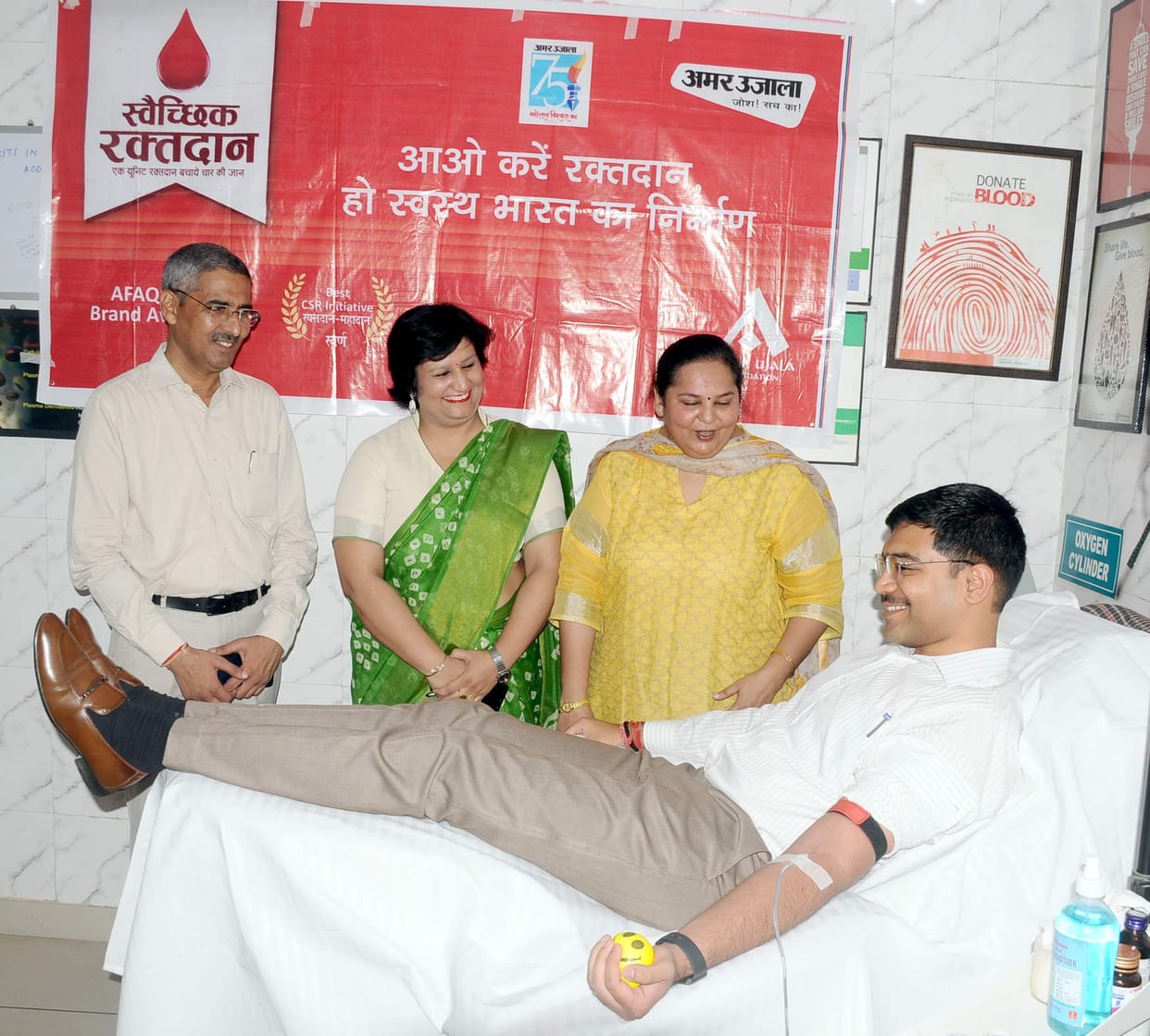 Many officers including DM donated blood in Amar Ujala Foundation's blood donation camp