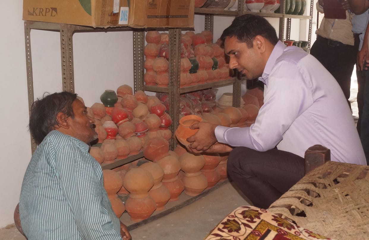 The Deputy Commissioner met the beneficiaries of Antyodaya Yojana, purchased earthen pots and sakores from Divyang Ram Niwas
