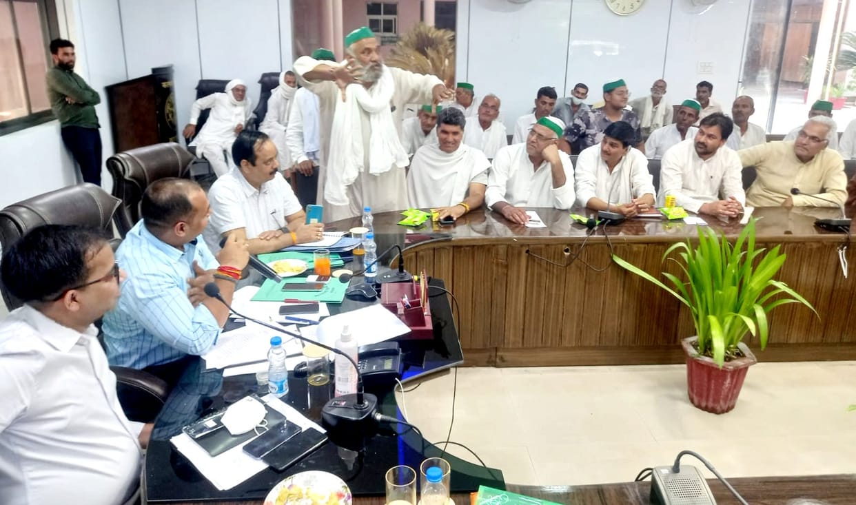 Farmers exposed the vigilance team in front of DM
