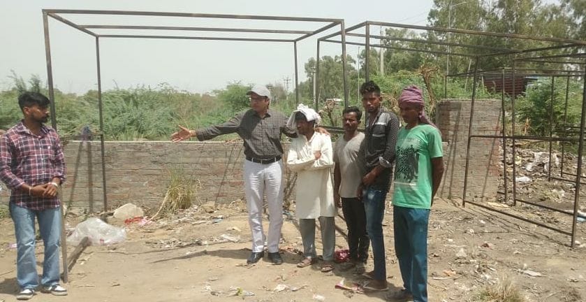 Sector residents met the Deputy Commissioner to settle the homeless slum dwellers