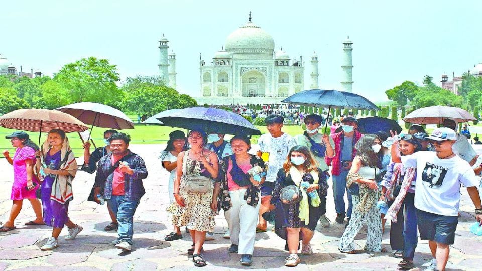 Weather Update Today People suffering due to humidity and scorching heat in Agra