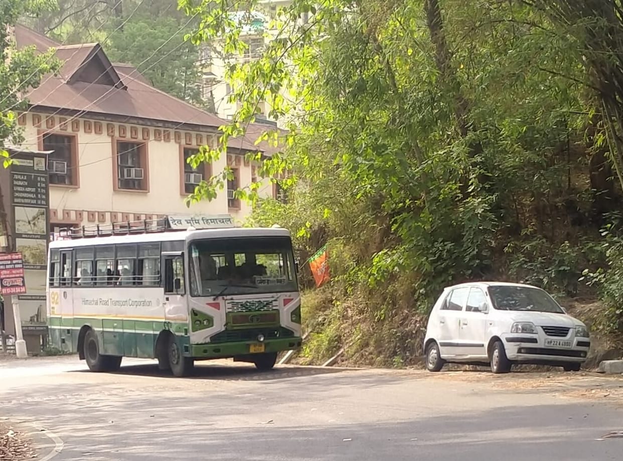 Bus going from Dharamshala to Shimla got damaged in Hamirpur