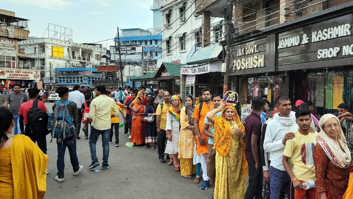 Mata Vaishno Devi Yatra: Every day 40 thousand devotees are attending the court of Maa Vaishno.