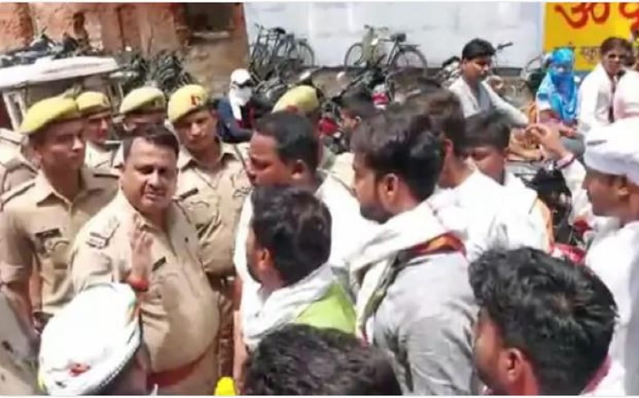 Youth Congress protested against Anupam Kher in varanasi on politics over Kashmiri Pandits
