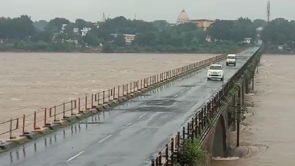 Sehore News: Young man carrying wife's ashes jumped into Narmada, police recovered dead body