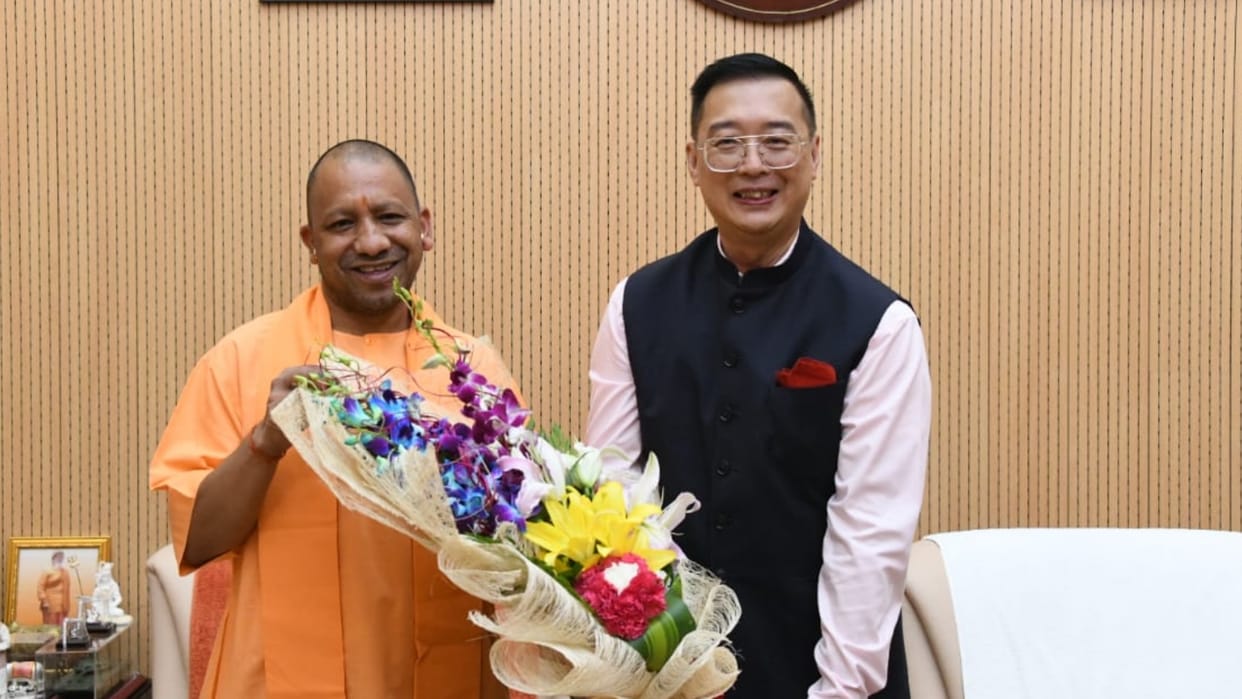 CM Yogi Adityanath meets to high commissioner of Singapore.