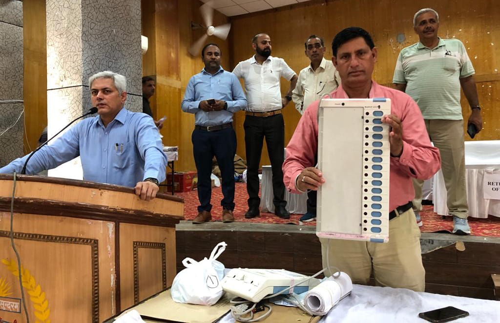 Must see the identity cards of the people who came to vote