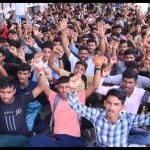 भिवानी में प्रदर्शन करते युवा।