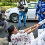 एआईसीसी कार्यालय के बाहर विरोध प्रदर्शन के दौरान पुलिस ने कांग्रेस कार्यकर्ताओं को हिरासत में लिया।