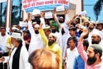 शाहजहांपुर में नूपुर शर्मा की गिरफ्तारी को मांग को लेकर टाउन हॉल स्थित मस्जिद के बाहर प्रदर्शन क?